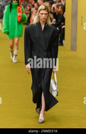 Milano, Italia. 24th Feb, 2023. GUCCI Autunno-Inverno 2023-2024 durante la settimana della Moda di Milano il 2023 febbraio - Milano; Italia 24/02/2023 Credit: dpa/Alamy Live News Foto Stock