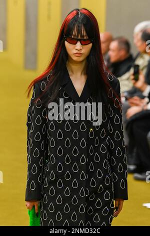 Milano, Italia. 24th Feb, 2023. GUCCI Autunno-Inverno 2023-2024 durante la settimana della Moda di Milano il 2023 febbraio - Milano; Italia 24/02/2023 Credit: dpa/Alamy Live News Foto Stock
