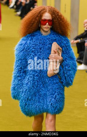Milano, Italia. 24th Feb, 2023. GUCCI Autunno-Inverno 2023-2024 durante la settimana della Moda di Milano il 2023 febbraio - Milano; Italia 24/02/2023 Credit: dpa/Alamy Live News Foto Stock
