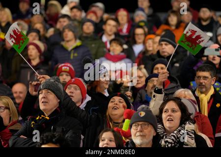 I fan del Galles cantano l'inno nazionale prima della partita delle sei Nazioni del 2023 U20 Galles vs Inghilterra allo Stadiwm CSM, Colwyn Bay, Regno Unito, 24th febbraio 2023 (Foto di Steve Flynn/News Images) Foto Stock