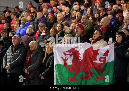 Colwyn Bay, Regno Unito. 24th Feb, 2023. I fan del Galles cantano l'inno nazionale prima della partita delle sei Nazioni 2023 U20 Galles vs Inghilterra allo Stadiwm CSM, Colwyn Bay, Regno Unito, 24th febbraio 2023 (Foto di Steve Flynn/News Images) a Colwyn Bay, Regno Unito il 2/24/2023. (Foto di Steve Flynn/News Images/Sipa USA) Credit: Sipa USA/Alamy Live News Foto Stock