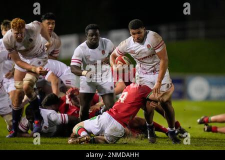 Tristan Woodman of England U20's si allontana da un maul durante la partita delle sei Nazioni del 2023 U20 Galles vs Inghilterra allo Stadiwm CSM, Colwyn Bay, Regno Unito, 24th febbraio 2023 (Foto di Steve Flynn/News Images) Foto Stock