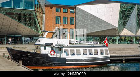 ELSINORE, DANIMARCA – 3 AGOSTO 2018: Una piccola barca che va dal porto di Elsinore in Danimarca al castello di Kronborg. Foto Stock