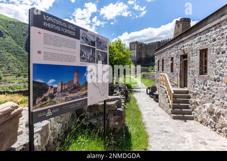 Khertvisi, Georgia, 07.06.22. Khertvisi cortile ingresso con informazioni turistiche, castello medievale in pietra sulla collina rocciosa. Foto Stock