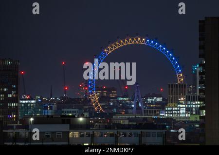 Londra, Regno Unito. 24th febbraio 2023. La ruota panoramica del London Eye è illuminata dai colori della bandiera Ucraina nel primo anniversario dell’invasione russa dell’Ucraina. Credit: Guy Corbishley/Alamy Live News Foto Stock