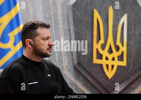 Il presidente ucraino Volodymyr Zelenskyy ascolta le domande durante una conferenza stampa, mentre l'Ucraina segna un anno dall'invasione su larga scala della Russia. Il presidente ucraino Volodymyr Zelenskyy ha tenuto una conferenza stampa a Kiev nel primo anniversario dell'invasione russa dell'Ucraina. Il presidente ucraino è rimasto in gran parte a Kiev da quando un anno fa la Russia ha lanciato il suo attacco su vasta scala, effettuando visite occasionali alle truppe nelle aree di prima linea e alcuni viaggi di alto profilo nei paesi alleati per fare pressioni per gli aiuti militari. Foto Stock