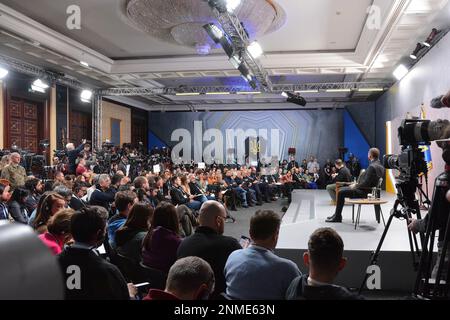 Vista di una stanza con i giornalisti durante una conferenza stampa del Presidente dell'Ucraina, Volodymyr Zelensky, come l'Ucraina segna un anno dalla grande invasione della Russia. Il presidente ucraino Volodymyr Zelenskyy ha tenuto una conferenza stampa a Kiev nel primo anniversario dell'invasione russa dell'Ucraina. Il presidente ucraino è rimasto in gran parte a Kiev da quando un anno fa la Russia ha lanciato il suo attacco su vasta scala, effettuando visite occasionali alle truppe nelle aree di prima linea e alcuni viaggi di alto profilo nei paesi alleati per fare pressioni per gli aiuti militari. (Foto di Aleksandr Gusev/SOPA Images/Sipa USA) Foto Stock