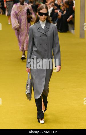 Milano, Italia. 24th Feb, 2023. GUCCI Autunno-Inverno 2023-2024 durante la settimana della Moda di Milano il 2023 febbraio - Milano; Italia 24/02/2023 Credit: dpa/Alamy Live News Foto Stock
