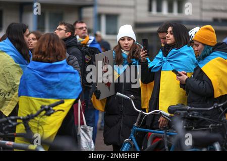 Berlino, Germania. 24th Feb, 2023. I manifestanti con bandiere ucraine si sono riuniti di fronte al caffè Mosca, temporaneamente rinominato caffè Kyiv durante la dimostrazione. A Berlino, in Germania, si è svolta una grande manifestazione contro la guerra. La manifestazione è iniziata alle 4 presso Karl-Marx-Alee 34 e si è spostata verso ovest verso la porta di Brandeburgo. (Foto di Takimoto Marina/SOPA Images/Sipa USA) Credit: Sipa USA/Alamy Live News Foto Stock