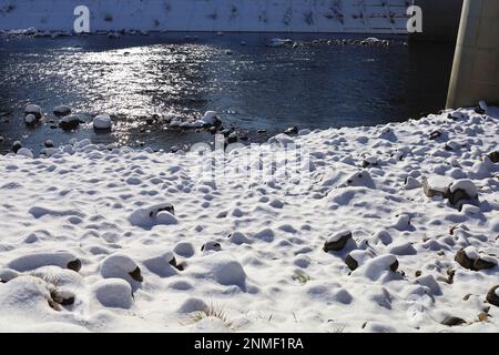 Sendai, Miyagi, Giappone, febbraio 2023. Scena della neve intorno al fiume Hirose in inverno Foto Stock