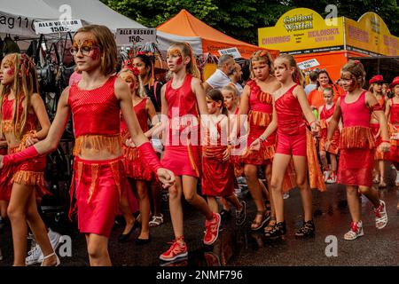 LANDSKRONA, SVEZIA – 28 LUGLIO 2018: Carnevale della città locale dove le persone vestono costumi di culture diverse e marciano fianco a fianco. Foto Stock