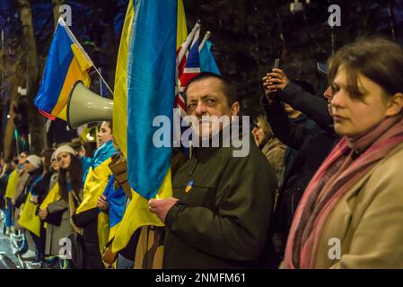 "Heartbroken but unbroken", evento commemorativo che segna l'anniversario dell'invasione russa dell'Ucraina di fronte all'Ambasciata russa, Londra, Regno Unito 24/0 Foto Stock