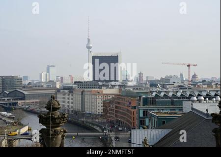 Blick vom Reichstag auf Friedrichstraße, Bahnhof und Fernsehturm. Das Reichstagsgebäude am Platz der Republik a Berlino ist seit 1999 Sitz des Deutsch Foto Stock