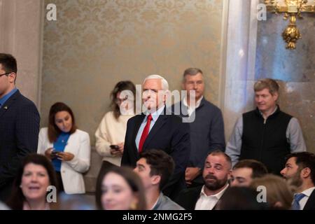 L'ex vice presidente americano MIKE PENCE attende di tenere un discorso di politica estera in occasione del primo anniversario della guerra Russia-Ucraina davanti a un centinaio di studenti laureati e professori all'Università del Texas di Austin il 24 febbraio 2023. Pence condivideva il suo sostegno per ulteriori aiuti al paese dilaniato dalla guerra e criticava i leader americani su entrambi i lati della navata. Credit: Bob Daemmrich/Alamy Live News Foto Stock