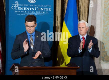 Austin Texas USA, febbraio 24 2023: L'ex vice presidente americano MIKE PENCE (a destra) è in piedi sul palco con lo studente ucraino MISHA SIMANOVSKYY prima del discorso di politica estera di Pence che segna l'anniversario della guerra Russia-Ucraina all'Università del Texas ad Austin. Pence condivideva il suo sostegno per ulteriori aiuti al paese dilaniato dalla guerra e criticava i leader americani su entrambi i lati della navata. Credit: Bob Daemmrich/Alamy Live News Foto Stock