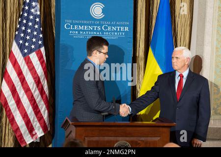 Austin Texas USA, febbraio 24 2023: L'ex vice presidente americano MIKE PENCE (a destra) è in piedi sul palco con lo studente ucraino MISHA SIMANOVSKYY prima del discorso di politica estera di Pence che segna l'anniversario della guerra Russia-Ucraina all'Università del Texas ad Austin. Pence condivideva il suo sostegno per ulteriori aiuti al paese dilaniato dalla guerra e criticava i leader americani su entrambi i lati della navata. Credit: Bob Daemmrich/Alamy Live News Foto Stock