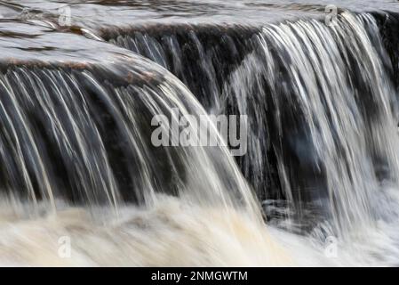 Fiume Etive, piccola cascata, primo piano, Glen Coe, Scozia, Gran Bretagna Foto Stock