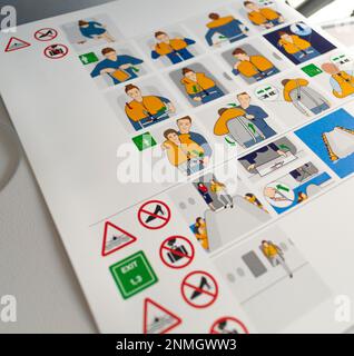 Carta d'imbarco con istruzioni di sicurezza su un aeromobile Lufthansa A320 Foto Stock