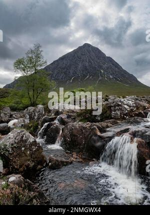 Cascate di fronte alla catena montuosa Buachaille Etive Mor, Glen Coe, Scozia, Gran Bretagna Foto Stock