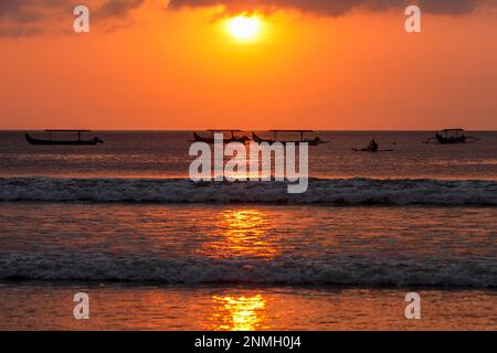 Pesca stabilizzatori sulla spiaggia di Kuta, al tramonto, Bali, Indonesia Foto Stock