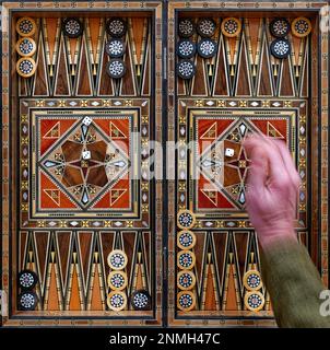 Gioco del backgammon degli scacchi in legno, disegno orientale, artigianato da Damasco, situazione di gioco mentre lanciano i dadi Foto Stock