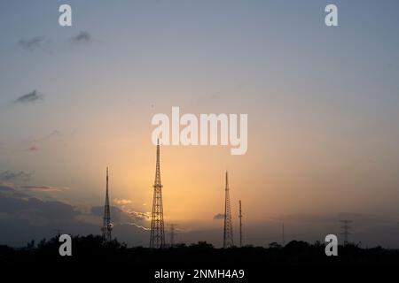 Un piloni elettrici in mezzo al tramonto a Playa del Carmen, Messico Foto Stock