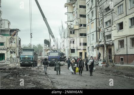 I residenti della casa distrutti da un attacco missilistico russo che ha ucciso 45 persone spostare i loro effetti personali dalle loro case, Dnipro, Ucraina, 2023 Foto Stock