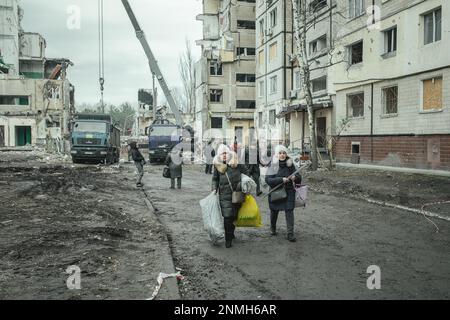 I residenti della casa distrutti da un attacco missilistico russo che ha ucciso 45 persone spostare i loro effetti personali dalle loro case, Dnipro, Ucraina, 2023 Foto Stock