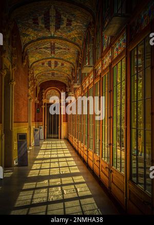 Elaborazione dell'immagine, vista interna della hall e dei corridoi dell'edificio principale dell'Hospital de la Santa Creu i Sant Pau dell'architetto Lluis Foto Stock