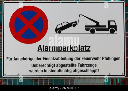 Segnale di allarme parcheggio, nessun arresto, segnale di traino, scrittura, testo per i membri del reparto di emergenza della vigili del fuoco di Pfullingen. Non autorizzato Foto Stock