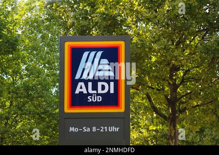 Segno Aldi Sued, Mo bis SA 8 bis 21 Uhr, segno di negozio, orari di apertura, lettere, testo, Font, logo, alberi decidui dietro, Pfullingen, Baden-Wuerttemberg Foto Stock