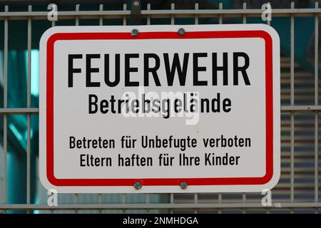 Firma, scrittura, testo vigili del fuoco locali, trasgressione genitori vietati sono responsabili per i loro figli, recinto, vigili del fuoco volontari della città di Foto Stock
