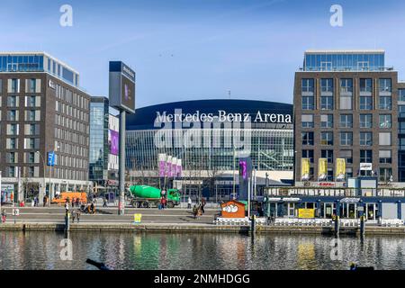 Mercedes Benz Arena, Mercedes-Benz-Platz, Muehlenstrasse, Spree, Friedrichshain, Berlino, Germania Foto Stock