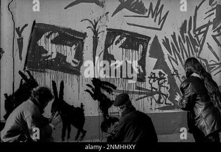 GDR, Berlino, 19 novembre 1989, dopo la dimostrazione del 19 novembre, il grafico Manfred Butzmann dipinge il Muro a Potsdamer Platz Foto Stock