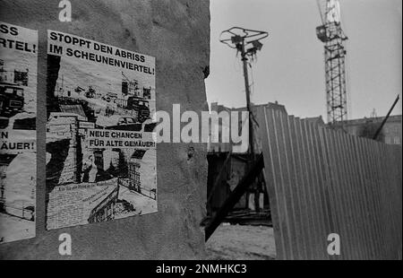 GDR, Berlino, 8,1.1990, recinzione in Steinstrasse, poster: Fermare la demolizione nel Scheunenviertel!, nuove possibilità per vecchie rovine Foto Stock