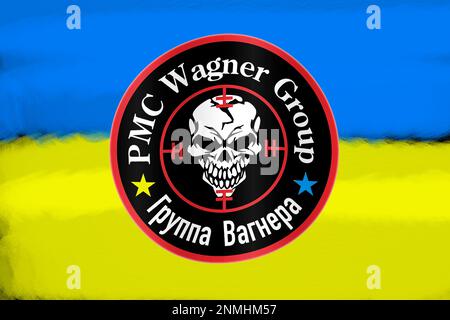 Logo della società russa di sicurezza privata e militare Wagner Group (organizzazione paramilitare), sullo sfondo i colori ucraini Foto Stock