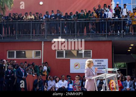 Windhoek, Namibia, Africa. 24th Feb, 2023. La prima signora Jill Biden parla con gli studenti durante una visita all'Università della Scienza e della tecnologia di Windhoek. Biden è in una visita di cinque giorni in Africa. (Credit Image: © Jill Biden/twitter/ZUMA Press Wire) SOLO PER USO EDITORIALE! Non per USO commerciale! Foto Stock