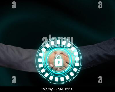 Due uomini in tute che scuotono le mani sullo sfondo di stile futuristico frontale con luce colorata. Nuove tecnologie digitali del futuro. Handshake rappresenta Foto Stock