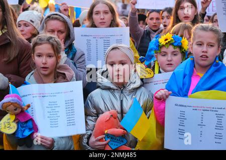 Londra, Regno Unito. 24th febbraio, 2023. La comunità Ucraina ha tenuto un servizio commemorativo e una veglia, in seguito marciando sull'ambasciata russa, dove si è svolto un raduno per celebrare il primo anniversario da quando le forze di Putin hanno lanciato un'invasione sul paese. Credit: Undicesima ora di Fotografia/Alamy Live News Foto Stock