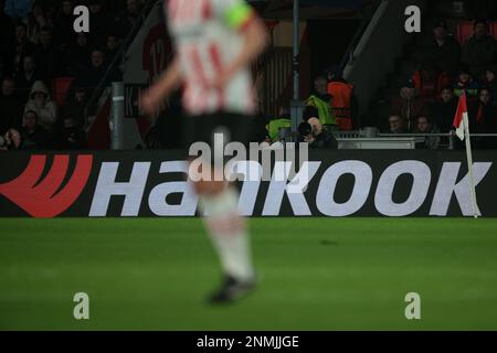 EINDHOVEN - cartellone di Hankook durante la partita di play-off della UEFA Europa League tra il PSV Eindhoven e il Sevilla FC allo stadio Phillips il 23 febbraio 2023 a Eindhoven, Paesi Bassi. AP | Dutch Height | Jeroen Putmans Foto Stock