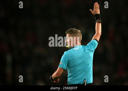 EINDHOVEN - Referee Daniele Orsato durante la partita di play-off della UEFA Europa League tra il PSV Eindhoven e il Sevilla FC allo stadio Phillips il 23 febbraio 2023 a Eindhoven, Paesi Bassi. AP | Dutch Height | Jeroen Putmans Foto Stock