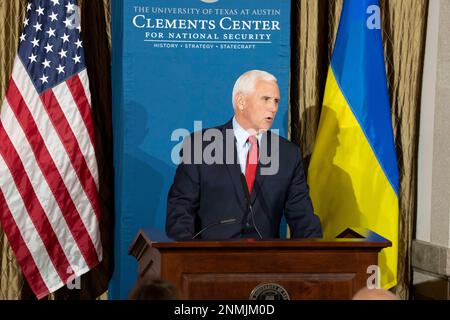 Austin, Texas, Stati Uniti. 24th Feb, 2023. L'ex vice presidente americano MIKE PENCE ha tenuto un discorso di politica estera in occasione del primo anniversario della guerra Russia-Ucraina davanti a un centinaio di studenti laureati e professori all'Università del Texas di Austin il 24 febbraio 2023. Pence condivideva il suo sostegno per ulteriori aiuti al paese dilaniato dalla guerra e criticava i leader americani su entrambi i lati della navata. (Credit Image: © Bob Daemmrich/ZUMA Press Wire) SOLO PER USO EDITORIALE! Non per USO commerciale! Foto Stock