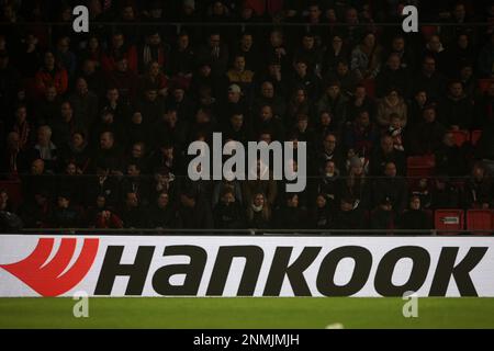 EINDHOVEN - cartellone di Hankook durante la partita di play-off della UEFA Europa League tra il PSV Eindhoven e il Sevilla FC allo stadio Phillips il 23 febbraio 2023 a Eindhoven, Paesi Bassi. AP | Dutch Height | Jeroen Putmans Foto Stock