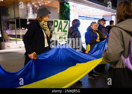 Barcellona, Spagna. 24th Feb, 2023. I dimostranti detengono una bandiera Ucraina durante una marcia che segna il 1st° anniversario dell'invasione russa dell'Ucraina e l'inizio della guerra Ucraina-Russia. La Russia ha invaso l'Ucraina il 24th febbraio 2022 in quella che il suo presidente Putin ha definito "un'operazione militare speciale”. Migliaia di persone hanno marciato per la via principale di Barcellona Passeig de Gracia per protestare contro la guerra. Credit: SOPA Images Limited/Alamy Live News Foto Stock