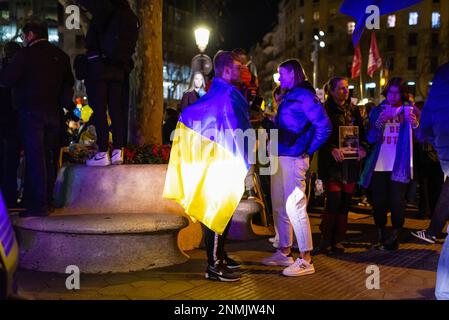 Barcellona, Spagna. 24th Feb, 2023. Un dimostratore è visto drappeggiato con la bandiera Ucraina durante una marcia che segna il 1st ° anniversario dell'invasione russa dell'Ucraina e l'inizio della guerra Ucraina-Russia. La Russia ha invaso l'Ucraina il 24th febbraio 2022 in quella che il suo presidente Putin ha definito "un'operazione militare speciale”. Migliaia di persone hanno marciato per la via principale di Barcellona Passeig de Gracia per protestare contro la guerra. (Foto di Davide Bonaldo/SOPA Images/Sipa USA) Credit: Sipa USA/Alamy Live News Foto Stock