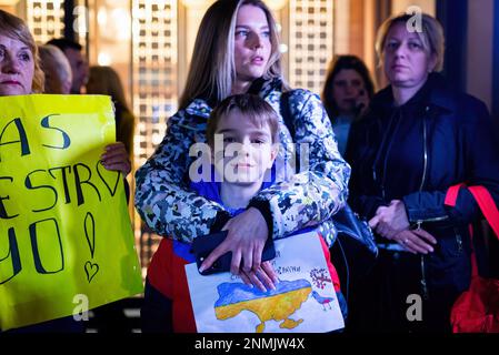 Barcellona, Spagna. 24th Feb, 2023. Un ragazzo è visto con sua madre durante una marcia che segna il 1st° anniversario dell'invasione russa dell'Ucraina e l'inizio della guerra Ucraina-Russia. La Russia ha invaso l'Ucraina il 24th febbraio 2022 in quella che il suo presidente Putin ha definito "un'operazione militare speciale”. Migliaia di persone hanno marciato per la via principale di Barcellona Passeig de Gracia per protestare contro la guerra. (Foto di Davide Bonaldo/SOPA Images/Sipa USA) Credit: Sipa USA/Alamy Live News Foto Stock