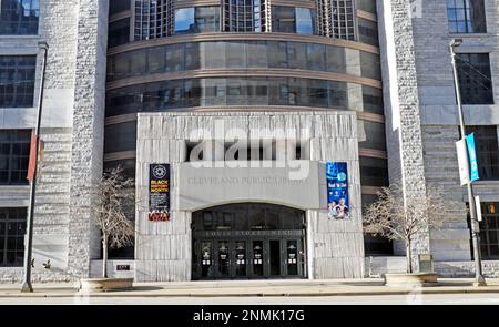 L'ala Louis Stokes, completata nel 1998, è a 11 piani con 30 miglia di librerie e completa la Biblioteca principale su Superior Avenue a Cleveland. Foto Stock