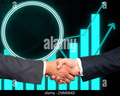 Due uomini in tute che scuotono le mani sullo sfondo di stile futuristico frontale con luce colorata. Nuove tecnologie digitali del futuro. Handshake rappresenta Foto Stock