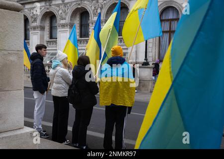 Londra, Regno Unito. 24th Feb, 2023. Le persone hanno bandiere ucraine mentre osservano un minuto di silenzio a Whitehall di fronte a Downing Street a Londra. Il mondo sta celebrando oggi il primo anniversario dell’invasione russa su vasta scala dell’Ucraina. Credit: SOPA Images Limited/Alamy Live News Foto Stock