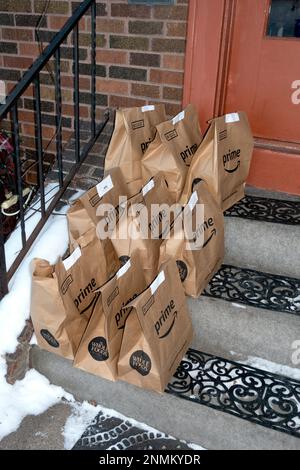 Dieci sacchetti di generi alimentari consegnati da Amazon Whole Foods alla porta d'ingresso durante la pandemia di covida. St Paul Minnesota, Minnesota, USA Foto Stock